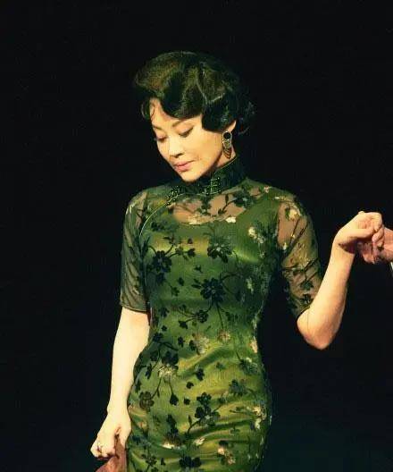 林志玲|蕾丝旗袍穿出来有多美？林志玲少女，柳岩性感，秦岚温婉甜美！