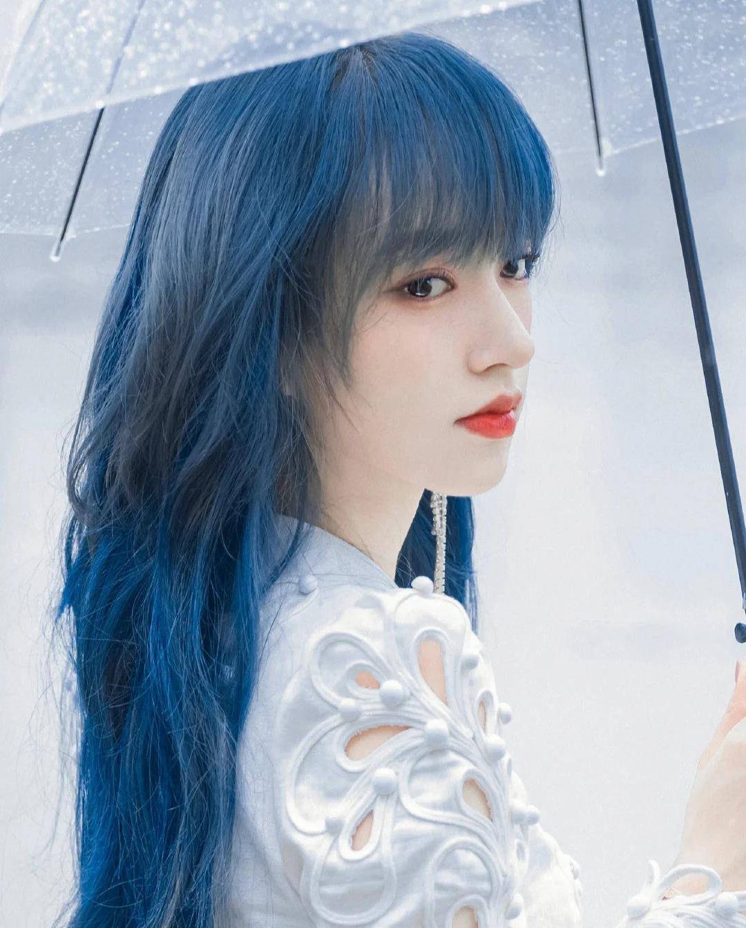 蓝色|2021下半年流行色来啦！黄皮妹子这样穿，特显白！
