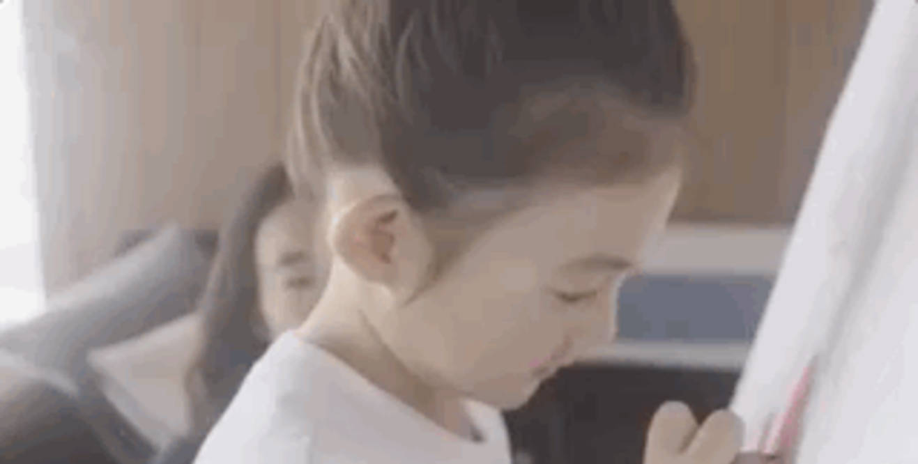 秦舒培|陈冠希女儿绘画作品被融入到服装里,销售所得将捐赠,正能量满满