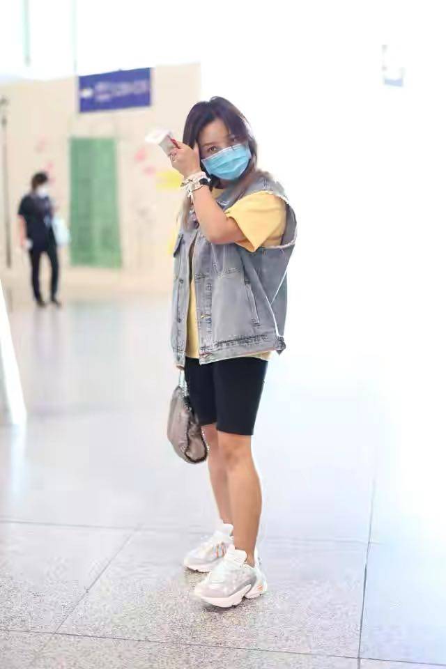 黑色|何洁吐心声！养娃压力大捞金被嘲腿粗，身高158微胖身材太难了