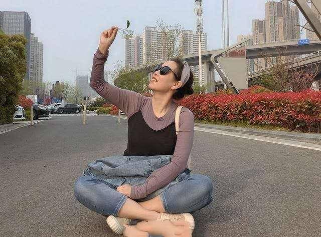 效果|57岁青岛姥姥走红了！时尚带娃两不误，穿衣减龄连自己女儿都羡慕