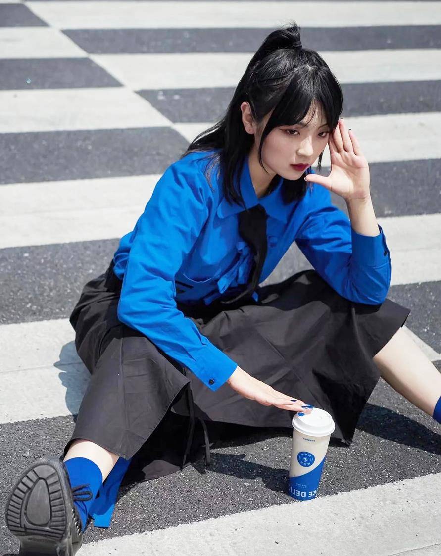 蓝色|2021下半年流行色来啦！黄皮妹子这样穿，特显白！