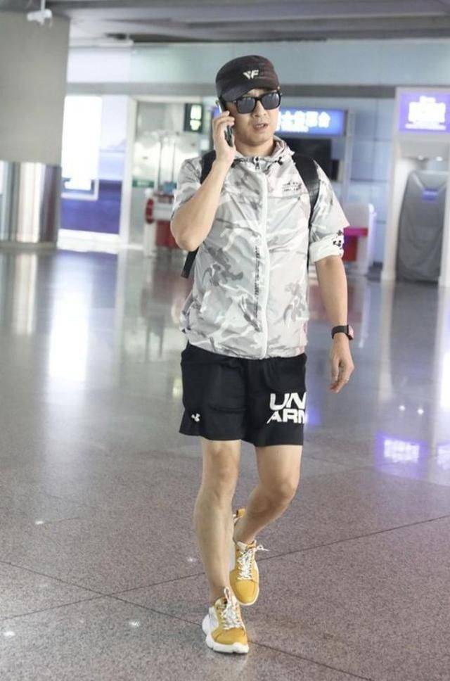 配饰|汪峰私底下还挺“少年”的，一身清爽打扮挺显年轻，哪像70后