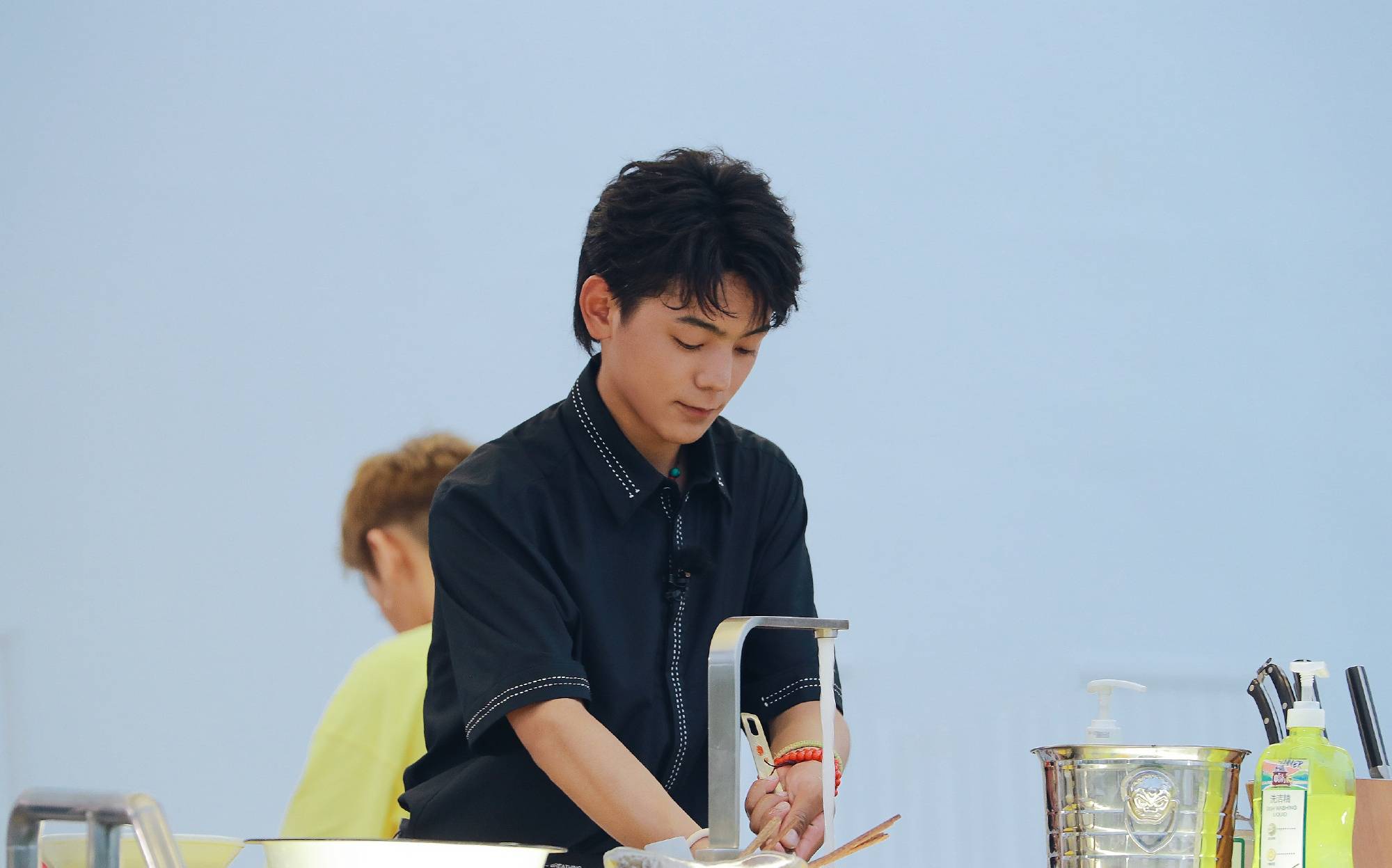 好朋友|《中餐厅5》：丁真逐渐打开心扉与龚俊变成好朋友，变身干活小能手