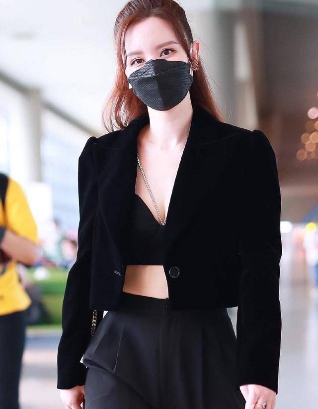 黑色|张萌的小蛮腰有多细？看她“炫腰”式穿搭就知道，没辜负这好身材