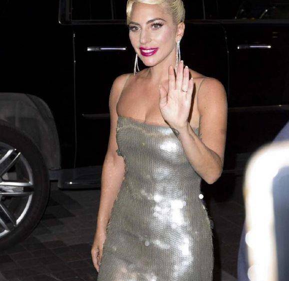 Gaga|Lady Gaga终于丢掉了20cm的战靴和蛇皮袋紧身裙，好好穿衣很范儿