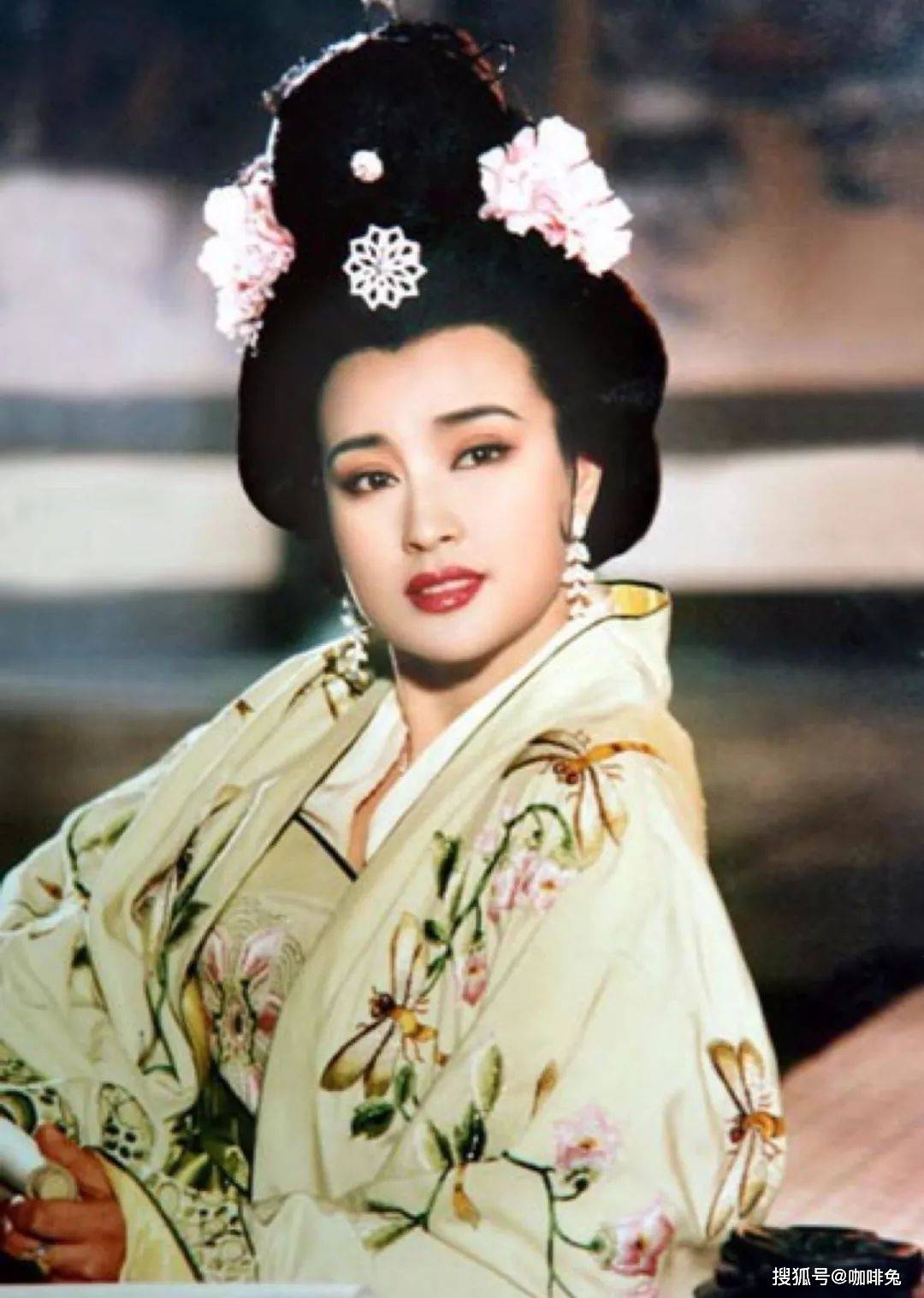 侵权|60岁的女人怎么穿，看看年过六旬的刘晓庆就知道了，时髦又范儿