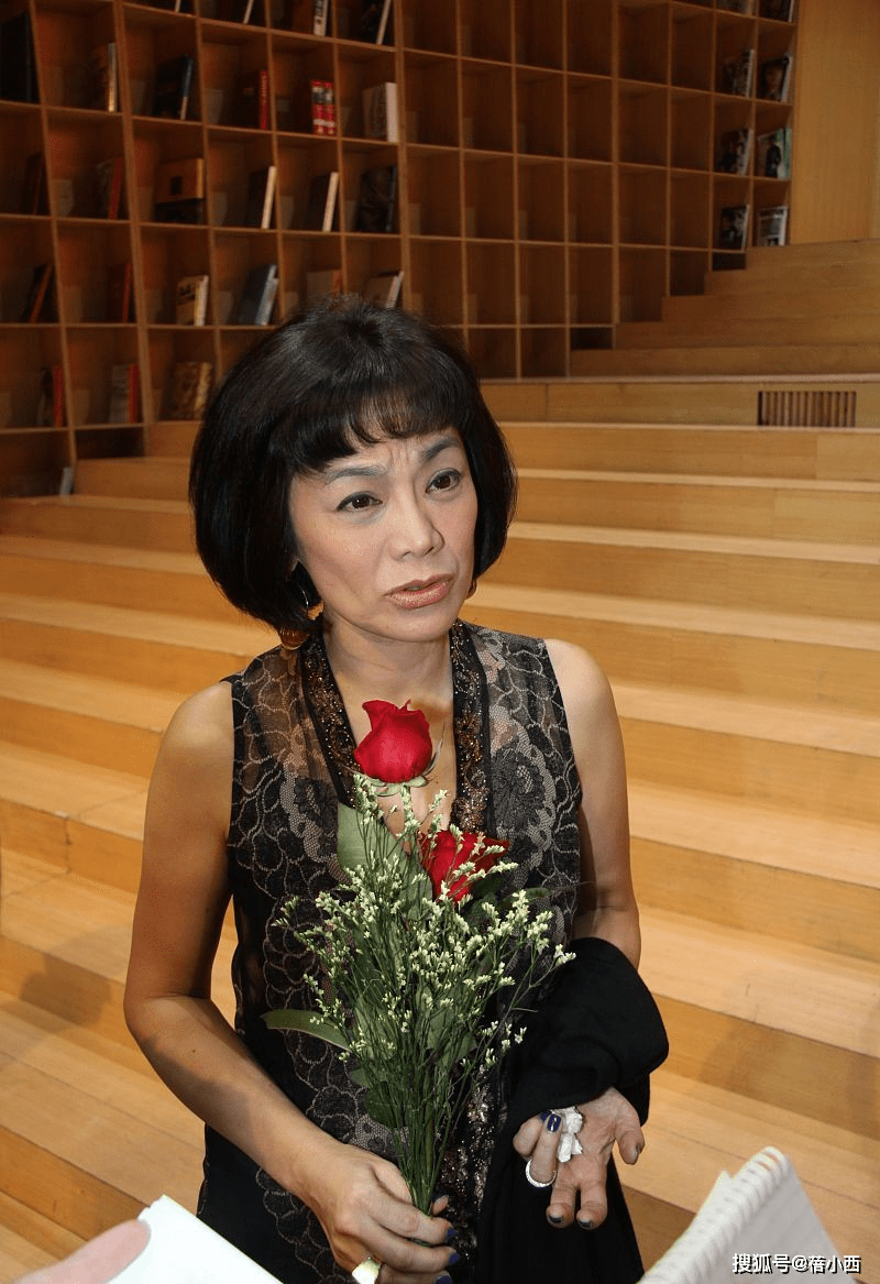 活动|张艾嘉的原装五官老得真实，穿无袖上衣配牛仔裤亮相，打扮好精致