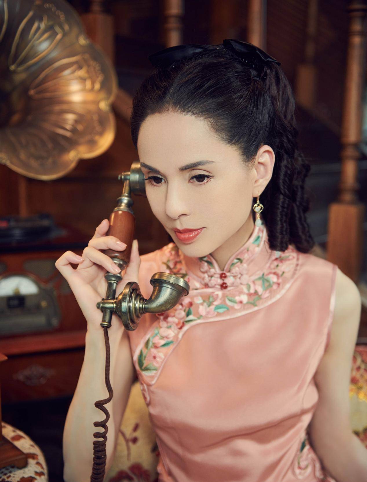 身材|被李若彤的旗袍造型惊艳到了,54岁身材依旧婀娜迷人,气质没谁了