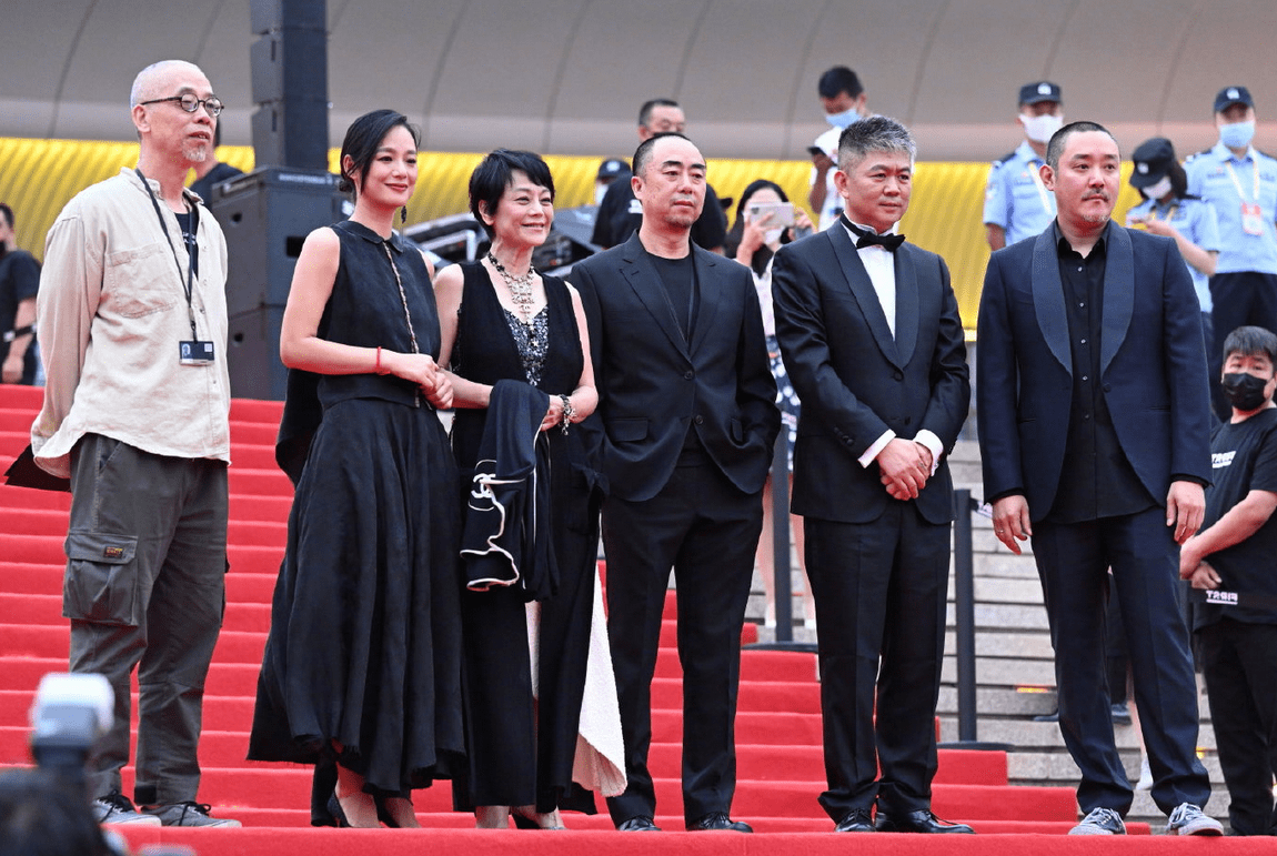 显得|周韵真给姜文长脸，一袭无袖套裙走红毯，穿出满满的格调与高级感