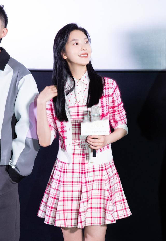 形象|张碧晨穿格纹裙太俏皮，看着不像是当妈的人，倒像是小姑娘