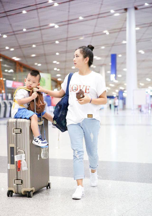 何洁|何洁瘦身后美出新高度，穿T恤牛仔裤走机场，甜美娇嫩哪像三娃妈