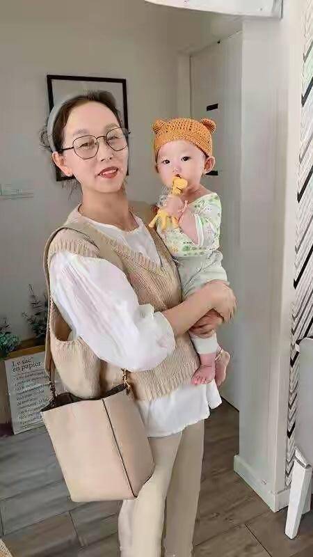 身材|57岁青岛姥姥意外蹿红，身材纤细穿衣时髦，带娃出门被错认成宝妈