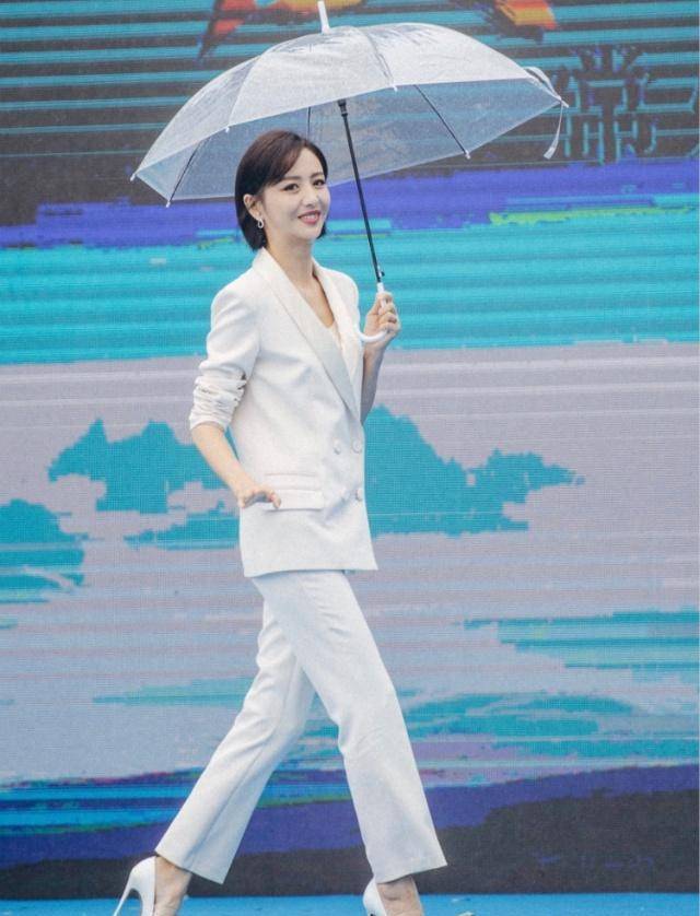 身材苗条|单身后风格大变,佟丽娅一袭露背长裙,改变了大家对她的认知!