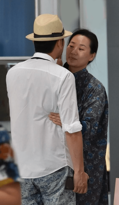 服装|林依轮老婆从不赶时髦,穿古朴长袍配麻花辫,朴素打扮难掩贵妇范