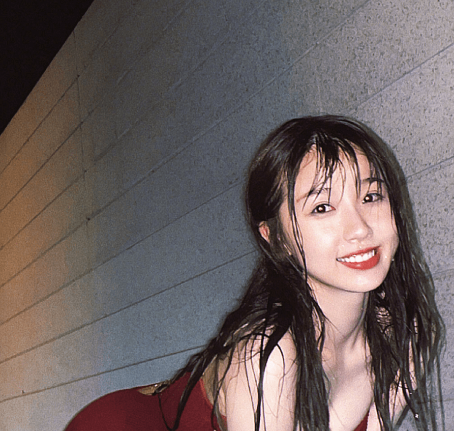 公众|虞书欣现在玩的真开心，在公众平台晒湿发大片，衣服贴身更显曲线