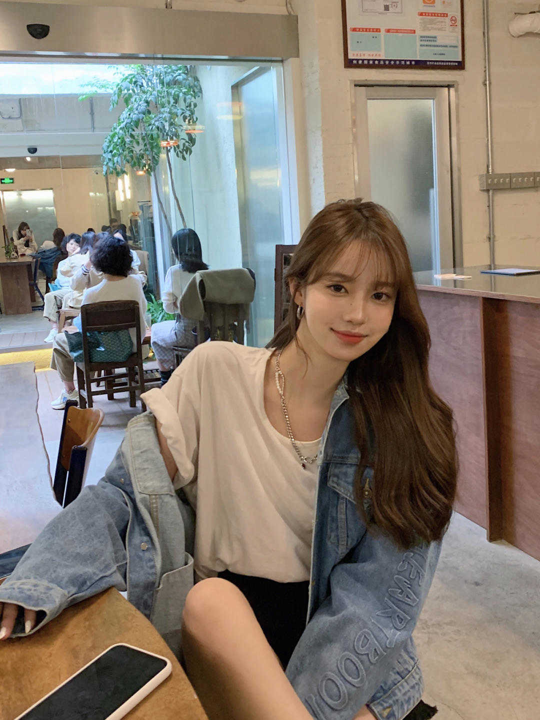 显得|比西服减龄，比风衣大气，原来初秋的牛仔衣能这么时髦洋气