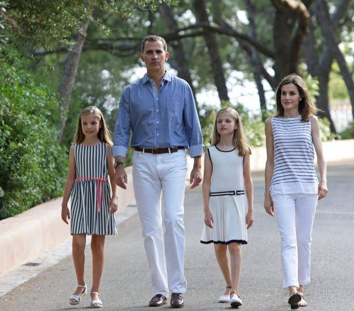 颜色|西班牙王后从不让人失望,一家四口出游,3套换装美得高级又上照