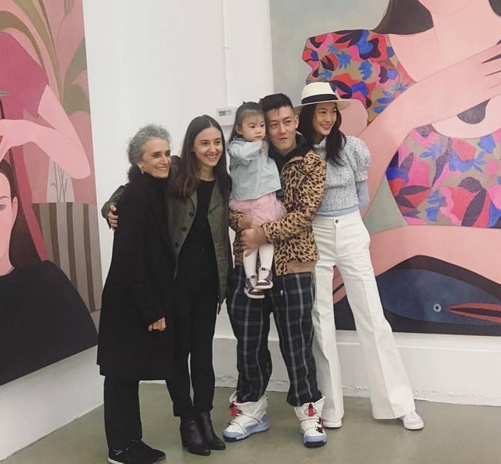 秦舒培|陈冠希女儿绘画作品被融入到服装里,销售所得将捐赠,正能量满满