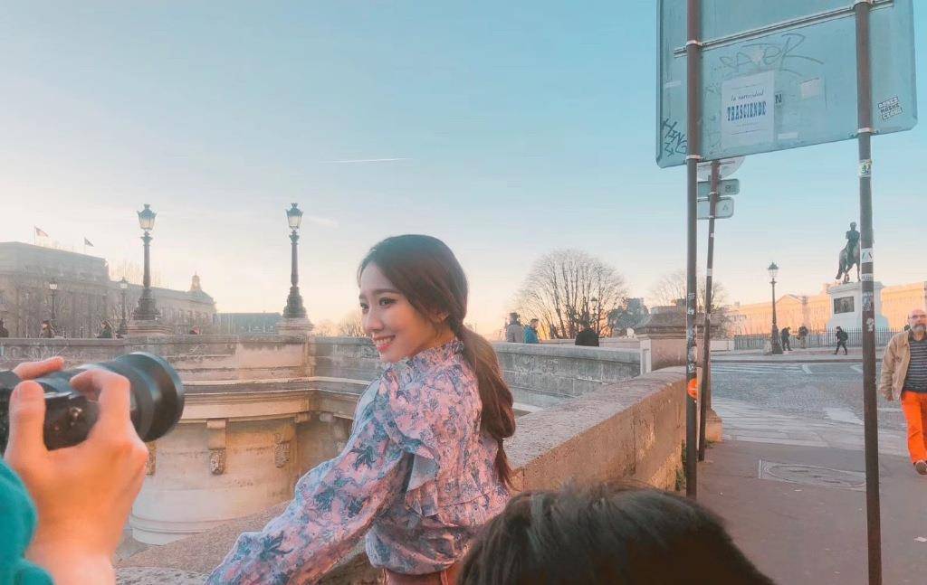 山支|21岁孟美岐街拍，紧身长裤勾勒撩人“腰臀比”，C位出道实力不俗