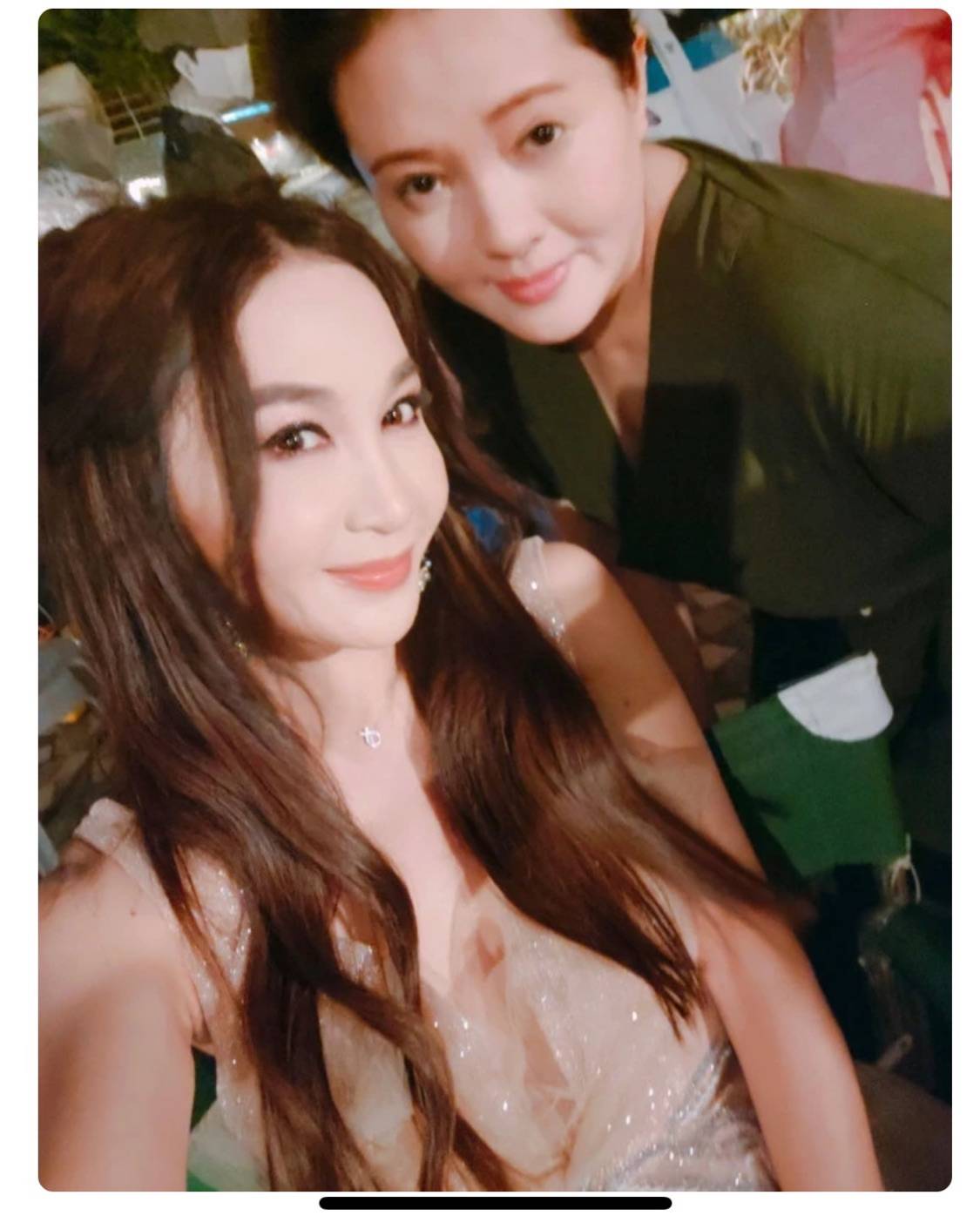 黑色|温碧霞是不真实很装,但现实中也比李丽珍漂亮,不像她满身赘肉!