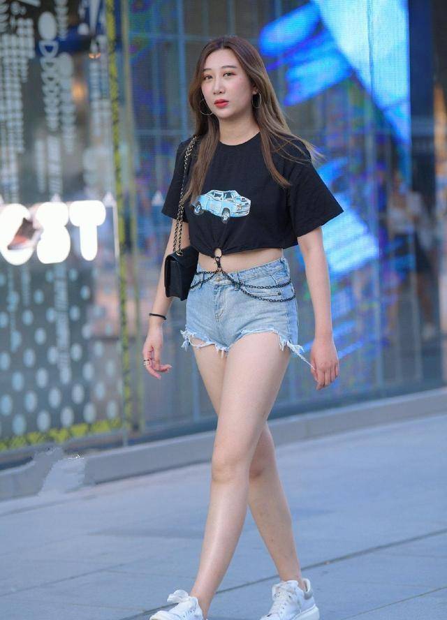 短裙|身材修长的瑜伽裤美女，个性靓丽又显身材，格外美丽