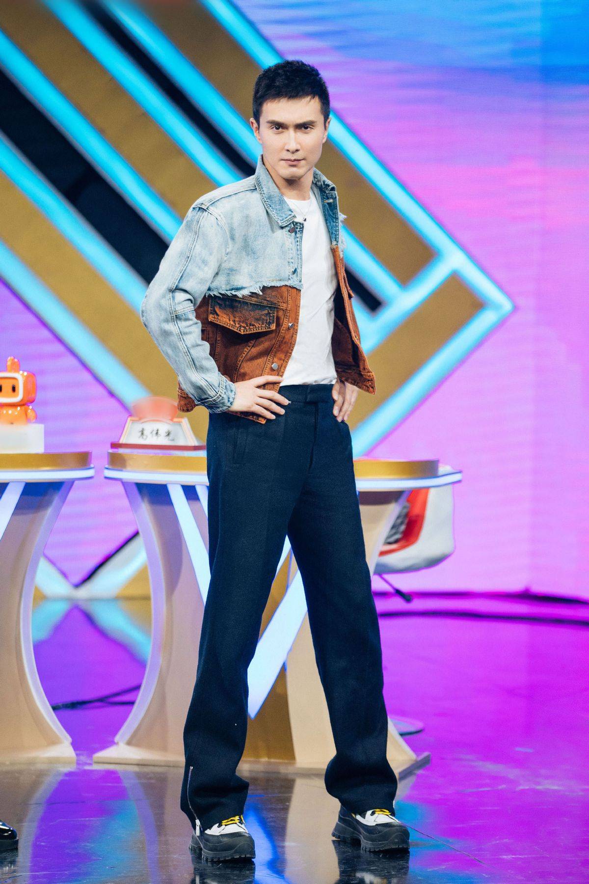 整体|高伟光衣品够独特，牛仔外套造型潮流范十足，这大长腿真令人羡慕