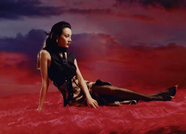 丝袜|热巴复古造型太有女人味!开叉格纹裙配黑丝美腿撩人,大背头超美