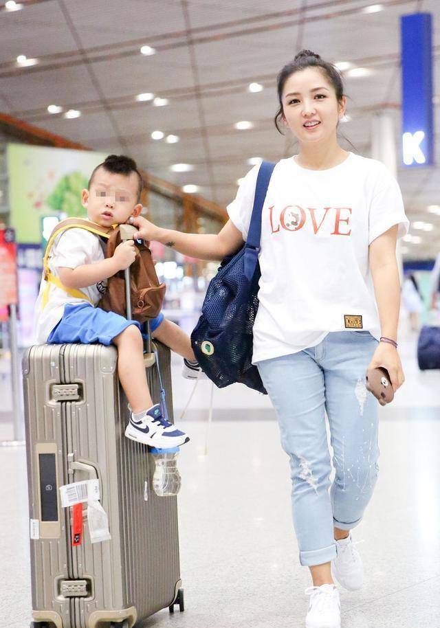 何洁|何洁瘦身后美出新高度，穿T恤牛仔裤走机场，甜美娇嫩哪像三娃妈