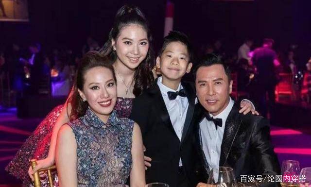 硬汉|甄子丹与家人合照，穿黑白西服硬汉形象十足，汪诗诗穿红裙很美