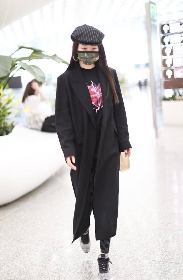 设计|71年的杨钰莹保养有道，50岁身材饱满有肉，穿西装显S型曲线