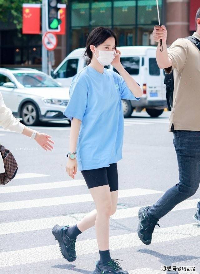 整体|欧阳娜娜剪短发后穿衣风格也变了!由仙美变成了纯欲,清雅又治愈