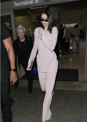 Jenner|最后一股清流也变卡戴珊风,肯豆穿着粉色睡裙参加派对,一言难尽