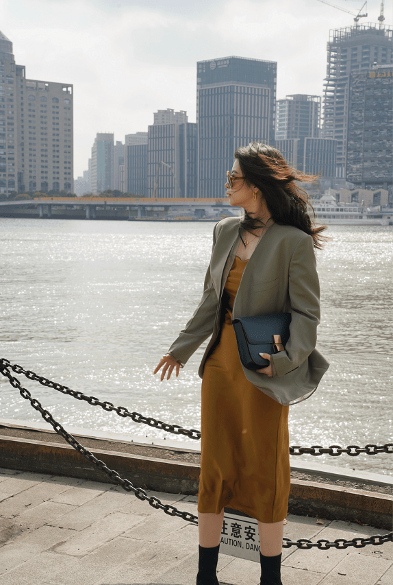 色彩|时尚博主三木教你做“卡其女孩”，可纯可御还百搭，穿出秋日风情