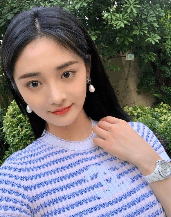 黑色|周洁琼原来是“小腰精”！穿BM风毛衣配牛仔裤，A4腰太惊艳