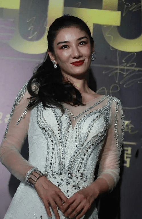 青春|黄奕气质是真好！浓妆艳抹也丝毫不显老，反而愈发青春洋溢