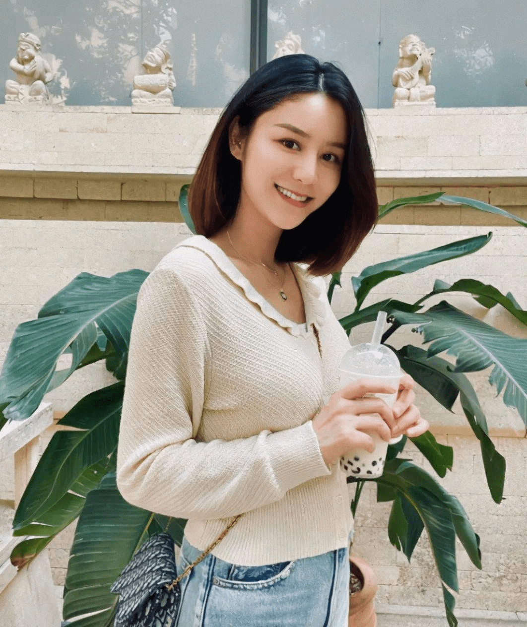 显得|林峰老婆产后恢复太好了，穿针织衫配阔腿裤像少女，哪像生过娃