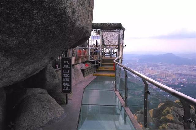 隐匿安徽的一个小庙，坐落在凤凰山的悬崖之下，很是接地气