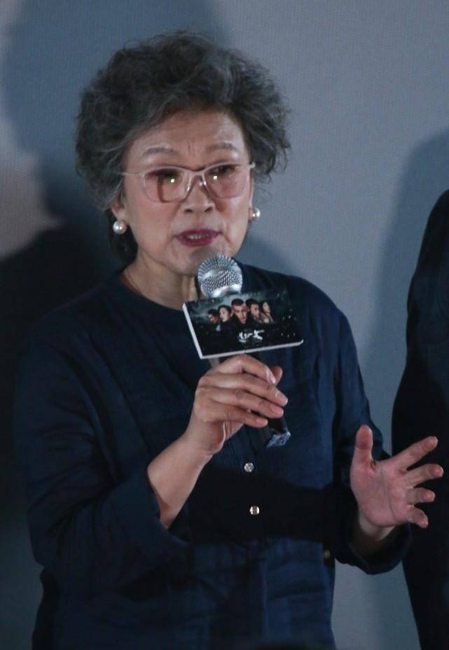 服装|51年的宋春丽不愧是一级演员，虽然61岁才当妈，但脸蛋仍有气质