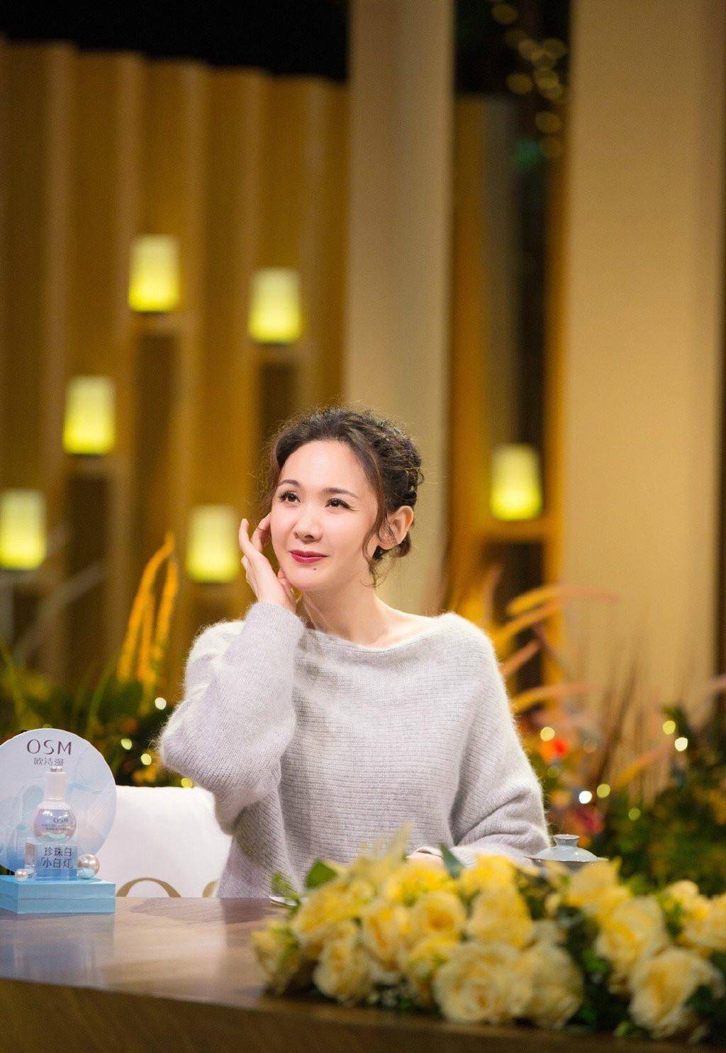 身材|程莉莎“博眼球”，新衣放着不穿，把带“窟窿眼”旧毛衣穿出时髦