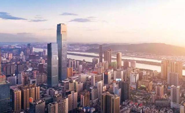 湖南省第一高楼，主楼超过450米，雄伟壮观，位于长沙商业旺地