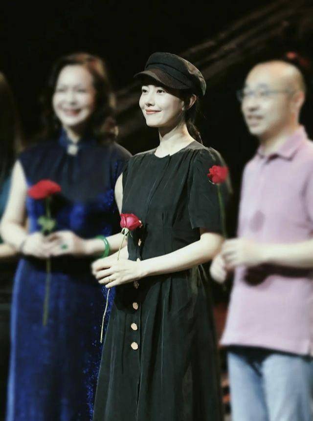 黑色|高圆圆的气质一般人学不来，黑色收腰连衣裙简约低调，高级感爆棚