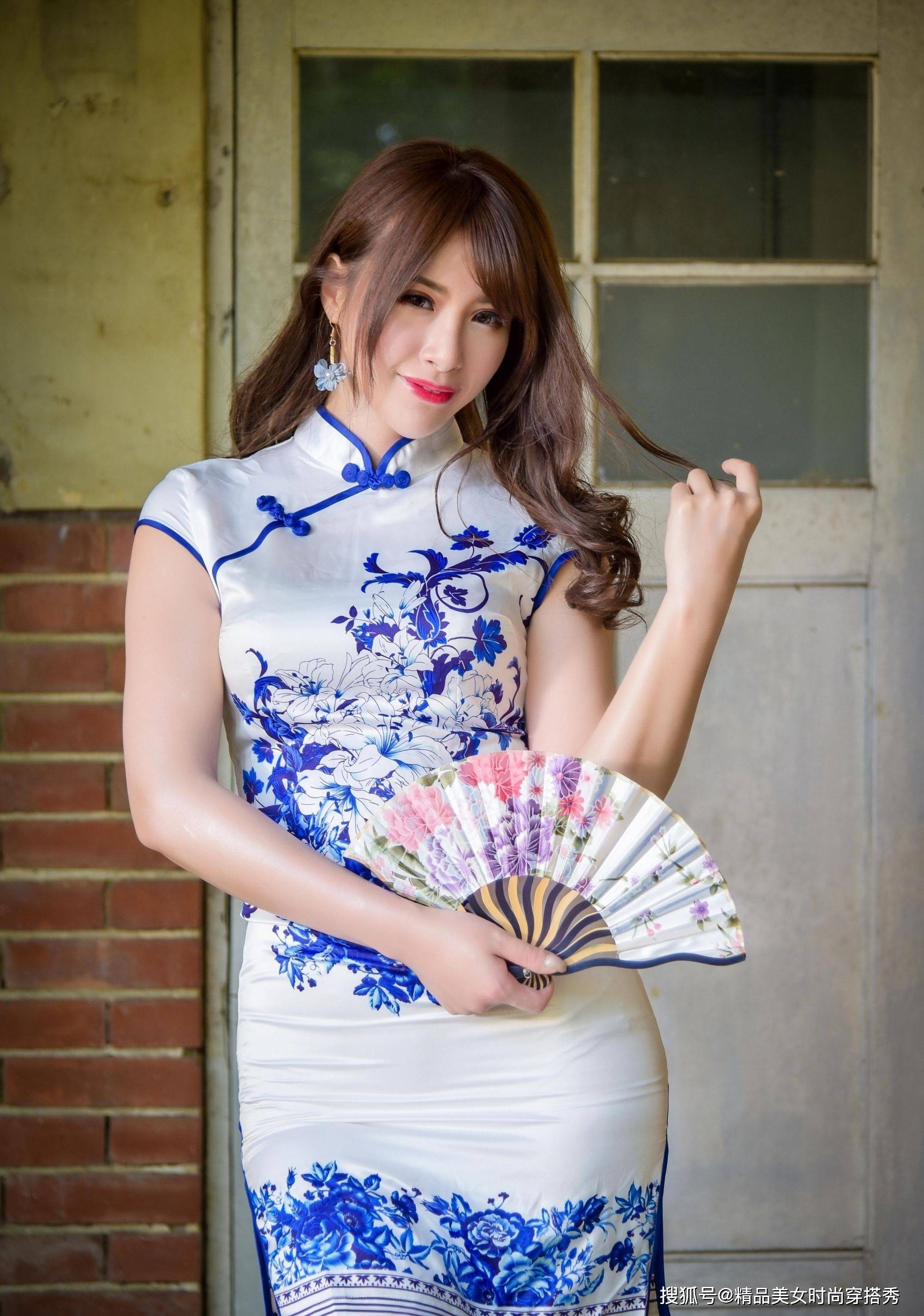 高跟鞋|旗袍可以将女性的典雅与悠扬呈现,搭配一双白色高跟鞋知性典雅