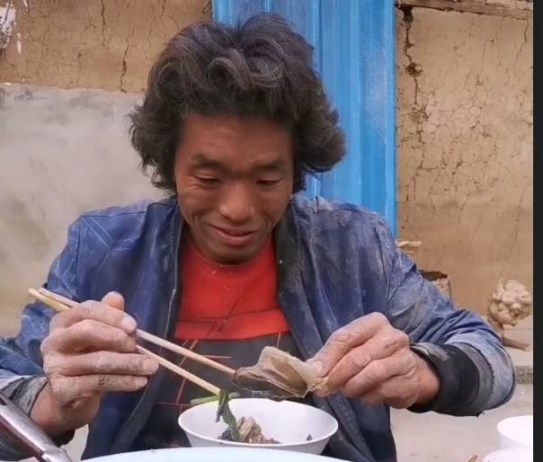 2018年开始,小五哥在老家建房子,干完活就拍拍视频,偶尔记录一下工作