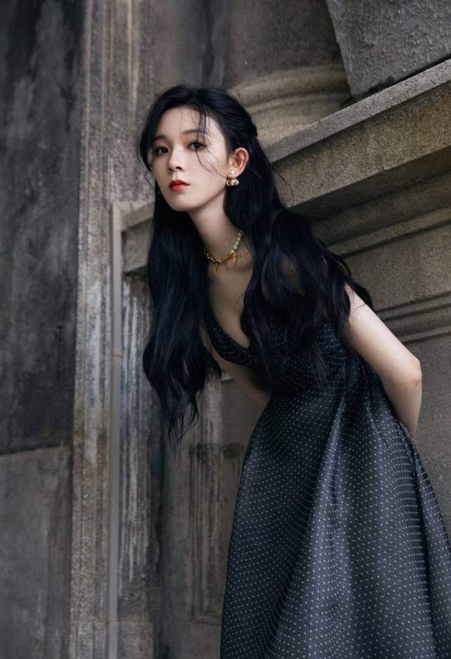 身材|1米68陈瑶是小萝莉吧！白T恤配“围裙”尽显少女风，太甜了