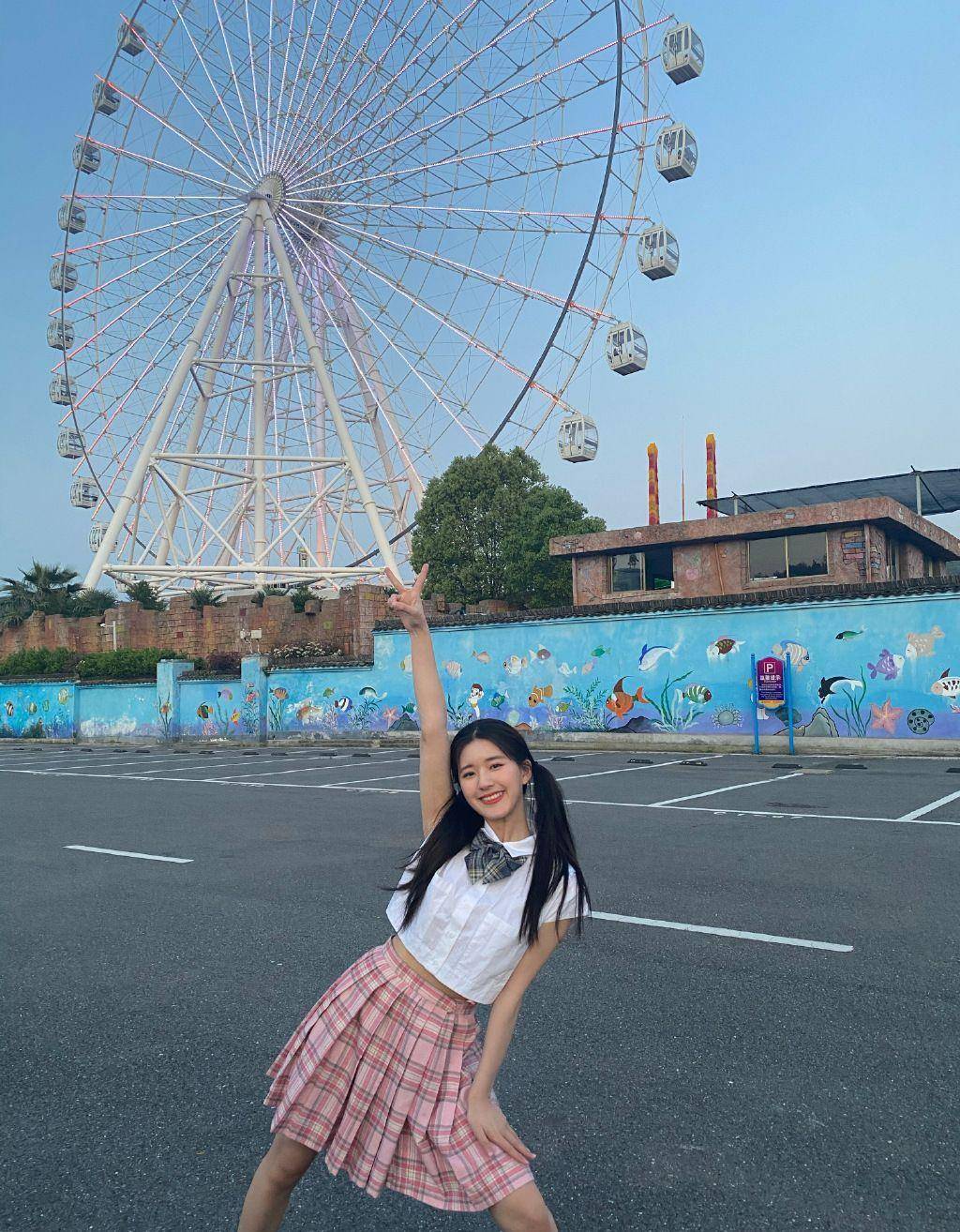 短裙|服了赵露思，为抢镜穿三分长短裙走机场，还好搭配甜美不俗气