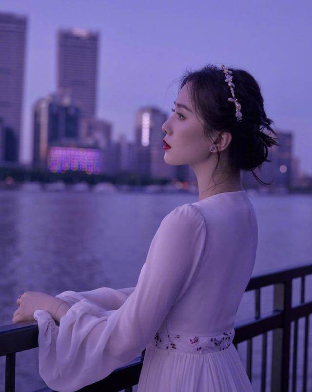 身材|这才是仙女吧!33岁刘诗诗一袭白色纱裙优雅梦幻,生图美到冒泡