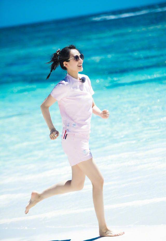 身材|章子怡一家采摘，穿黄T配牛仔不光自己美，把俩女儿也拾掇得洋气