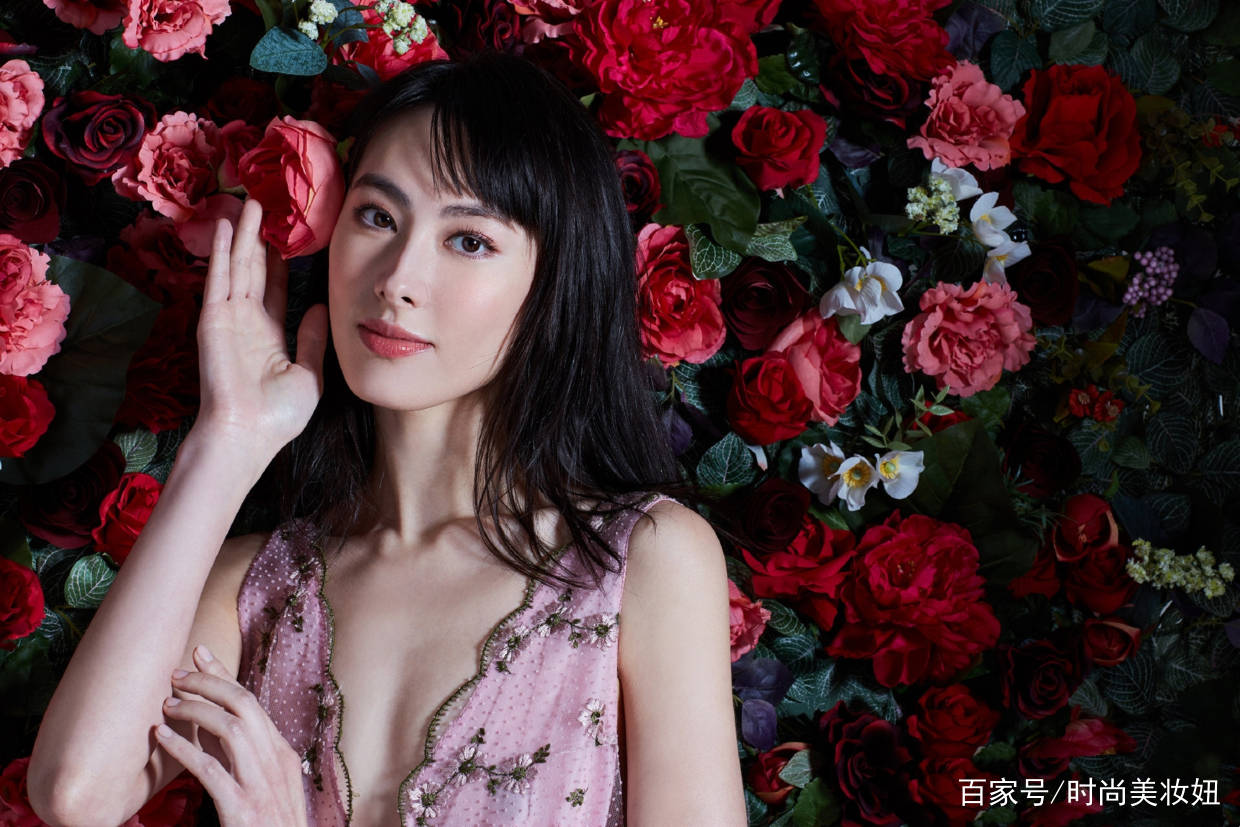 下半身|梁洛施才是人生赢家，穿粉色深V连衣裙美成00后，31岁气质真出众