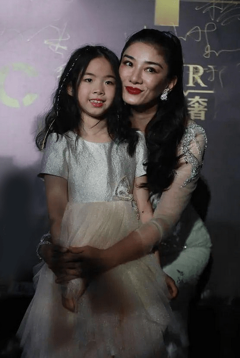 青春|黄奕气质是真好！浓妆艳抹也丝毫不显老，反而愈发青春洋溢